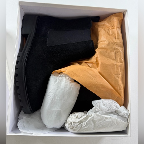 QUINCE Italian Chelsea Boot Suede Color Black Womens Size 7-10 Retail $99 - Picture 2 of 5